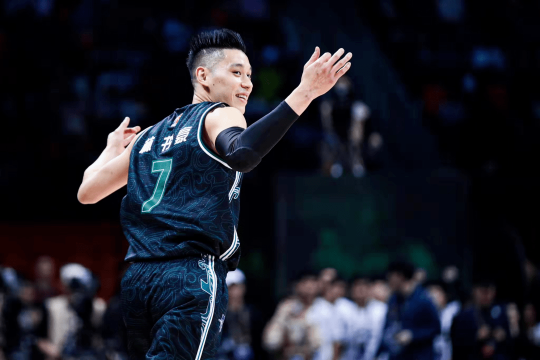 关于关键时刻全明星赛传出新动向；犹他爵士官宣签约；管理层表态——更衣室稳定；医务组通报恢复的信息